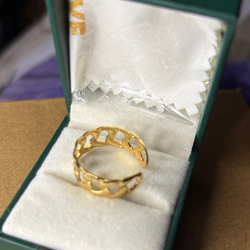 Gold Chain Ring - Picture 2 of 2